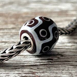 TROLLBEADS Event Mini Barrel LAA 925S NEW, Brown & White Clean Geometric Design